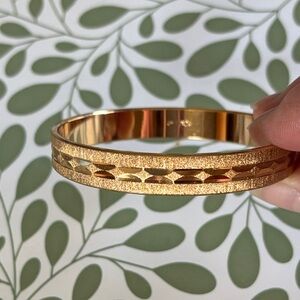 Monet Gold Tone Bangle Bracelet Size 8